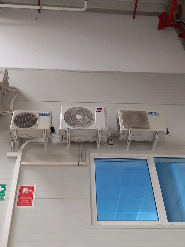 Klímák kültéri egységei egymás mellett