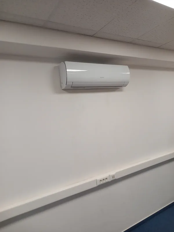 Beltéri klímaegység fehér falon