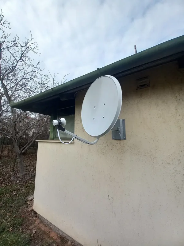 Parabolaantenna falikonzolon