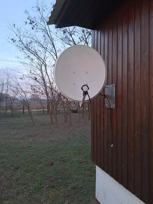 Parabolaantenna faburkolatos homlokzaton