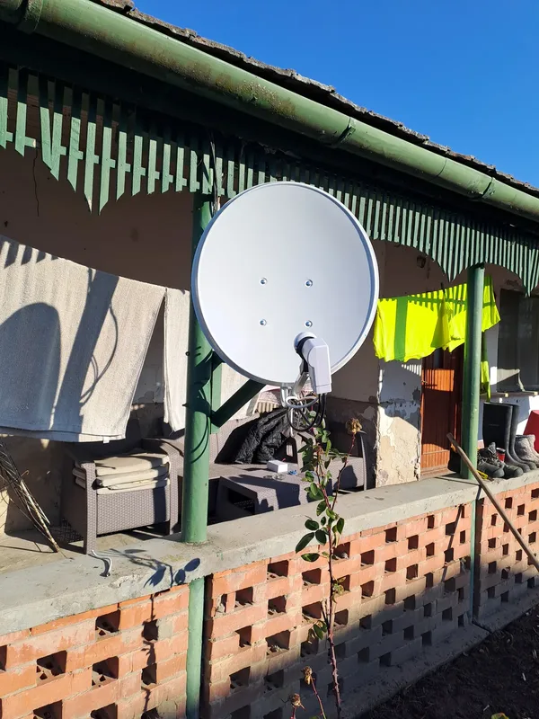 Parabolaantenna tornácon