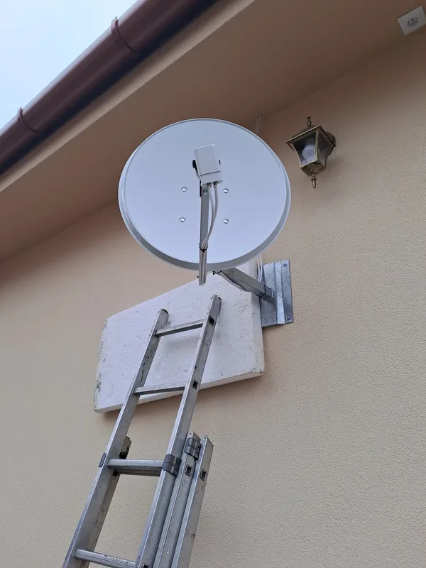 Parabolaantenna falra rögzített konzolon