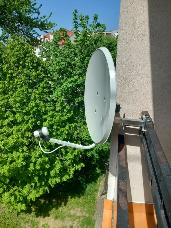 Parabolaantenna erkélykorlátra rögzítve