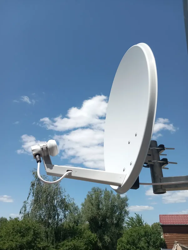 Parabolaantenna oszlopos tartón