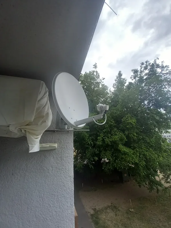 Parabolaantenna erkélyen
