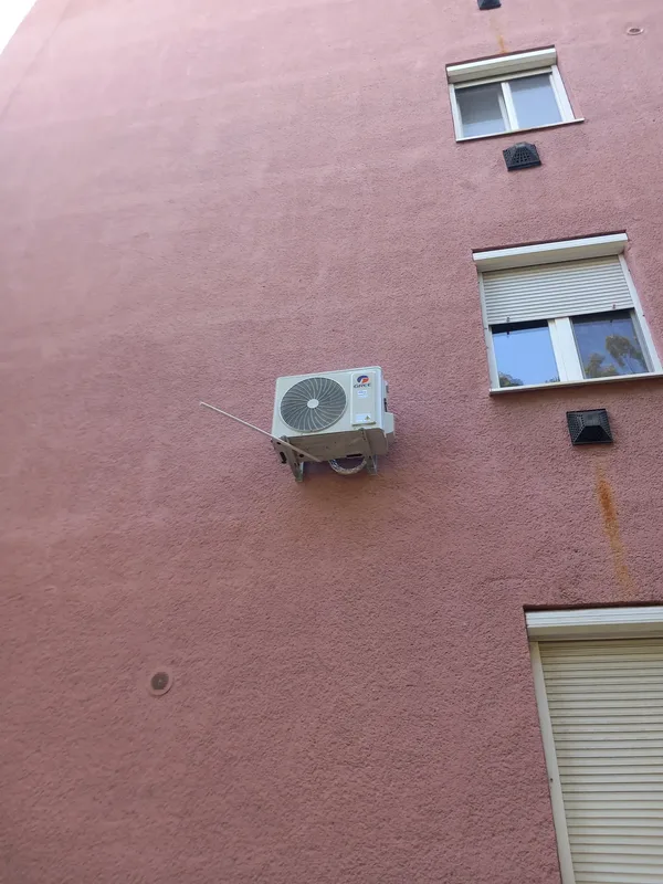 Kültéri egység szerelése homlokzatra