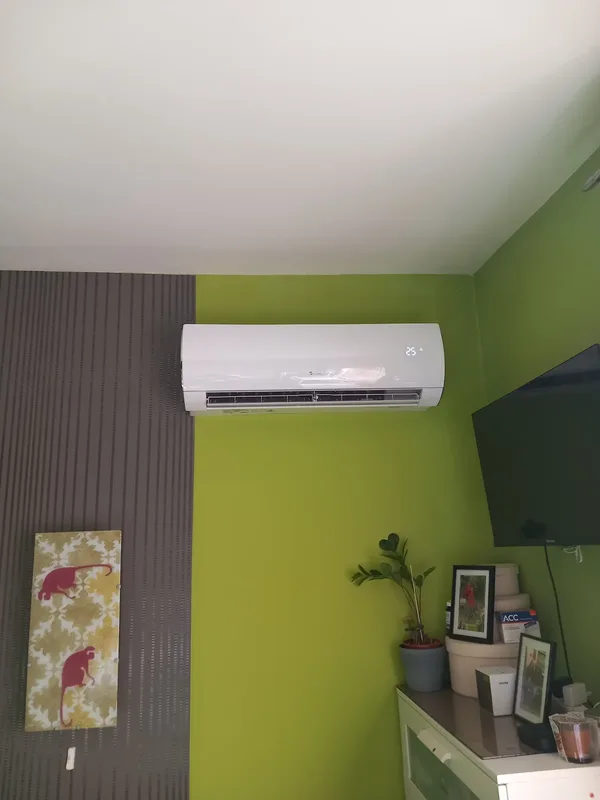 Beltéri klímaegység zöld falon