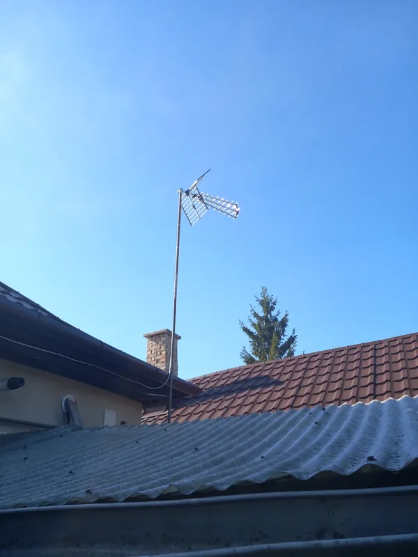 Földi antenna magas árbócon