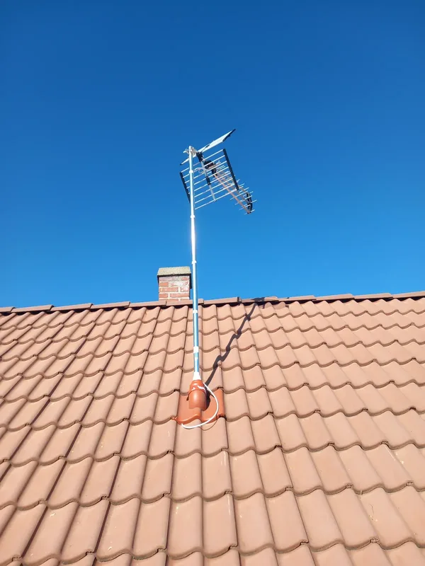 Földi antenna cseréptetőn