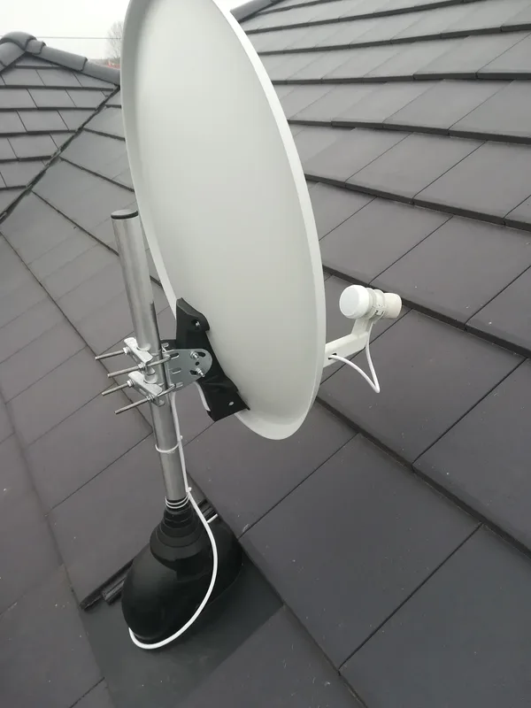 Parabolaantenna tetőátvezetéses tartón