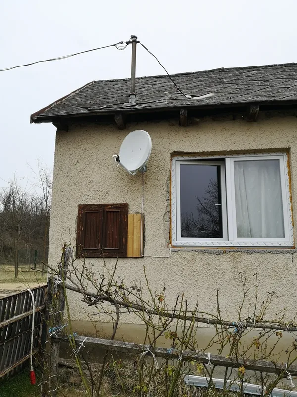 Parabolaantenna családi ház homlokzatán