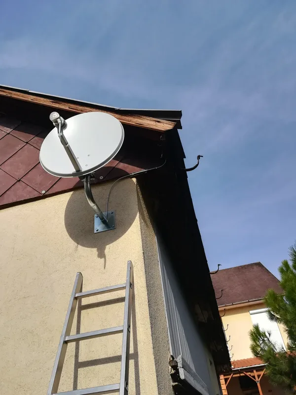 Parabolaantenna homlokzati tartón
