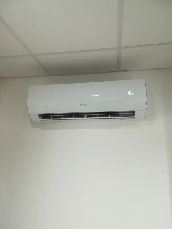 Beltéri klímaegység álmennyezet alatt