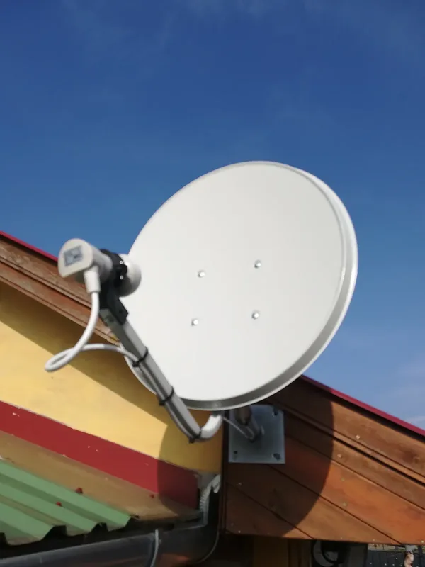 Parabolaantenna az eresz alatt