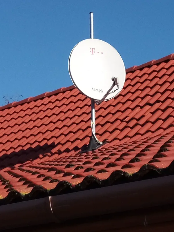 Parabolaantenna cseréptetőn