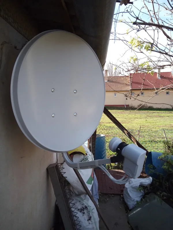 Parabolaantenna és vevőfej közelről