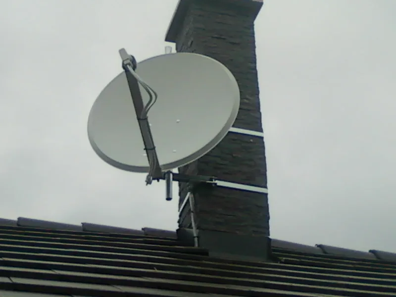 Parabolaantenna kéményre rögzítve